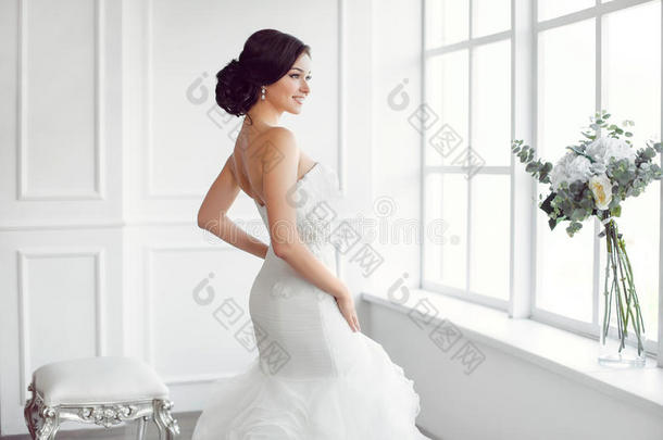 美丽的新娘。 婚礼发型化妆豪华时尚服装概念