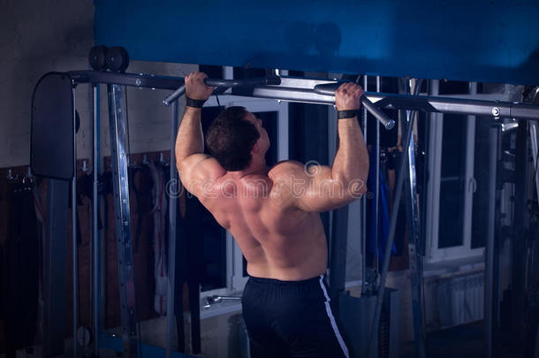 美丽，强大，强壮的男人在健身房摆姿势