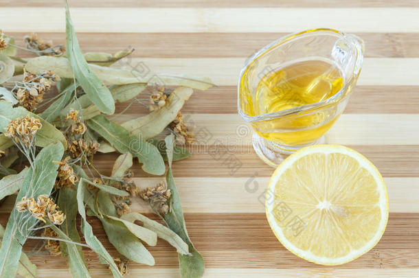 干石灰花，蜂蜜和柠檬，用于感冒和流感治疗