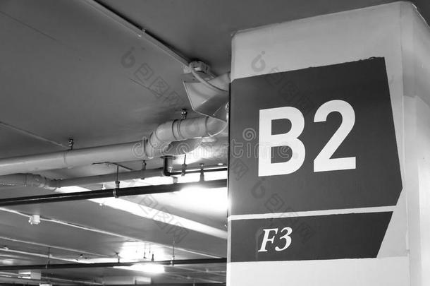 一个数字地下停车场，停车场号码B2F3标志