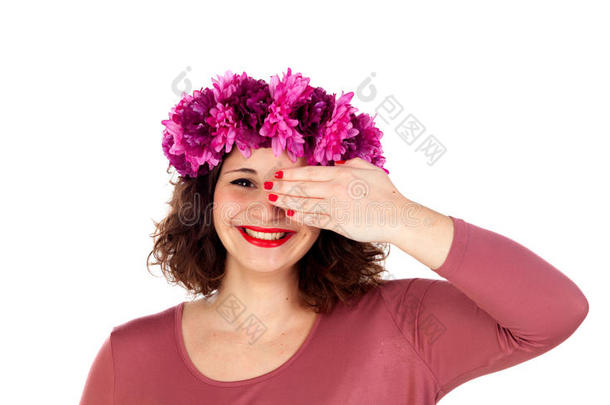 美丽的女孩，粉红色的花冠遮住一只眼睛