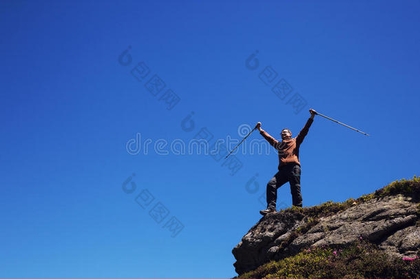 带着登山杖的人