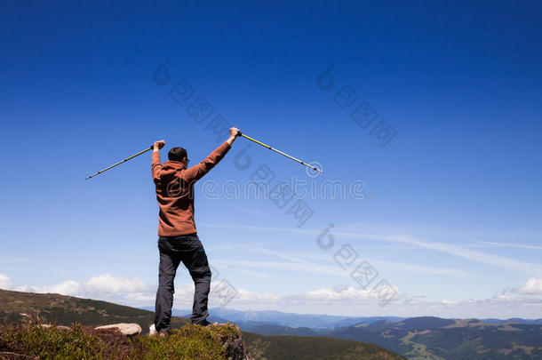 带着登山杖的人