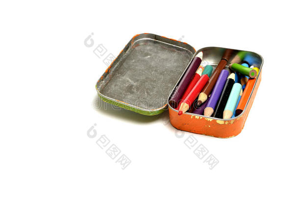 彩色铅笔在小锡，用于携带和创作艺术作品