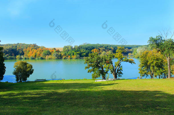 美丽的风景，风景如画的湖泊和树木