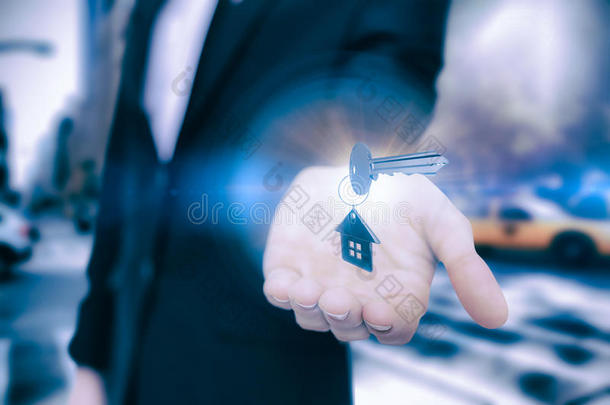 银金属钥匙和家庭钥匙链<strong>高角度视图</strong>的复合图像