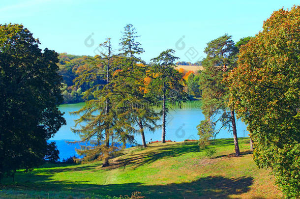 美丽的风景，风景如画的湖泊和树木