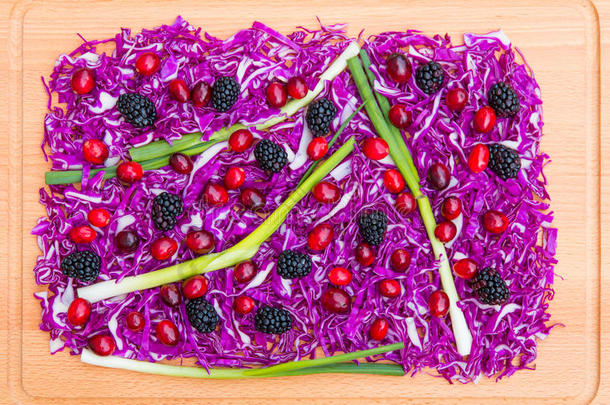 切碎的红色卷心菜和浆果，以丰富的食物背景。