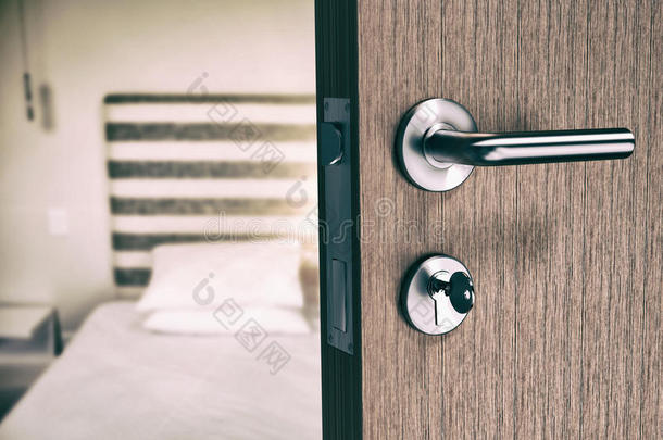 带门把手和钥匙的棕色门的复合图像