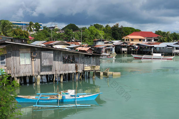 漂浮的渔村与乡村船-塔基拉兰，菲律宾