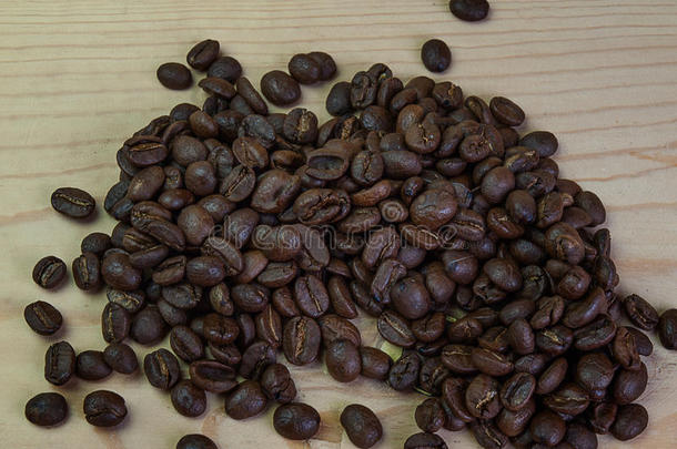 咖啡豆<strong>放在</strong>木<strong>地板</strong>上，健康饮料。