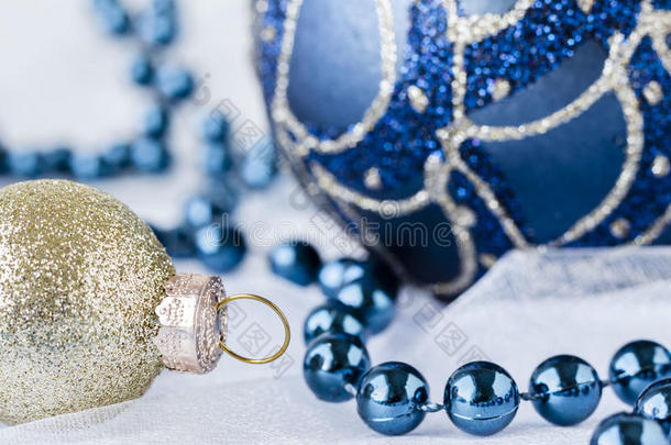 特写图片去黄金和蓝色圣诞装饰品。