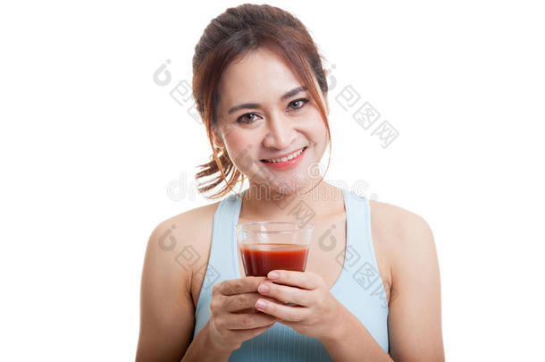 美丽健康的亚洲女孩西红柿汁。