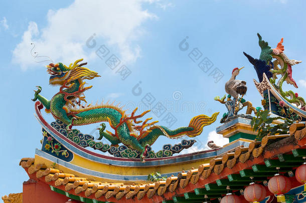 中国龙凤在寺庙屋顶