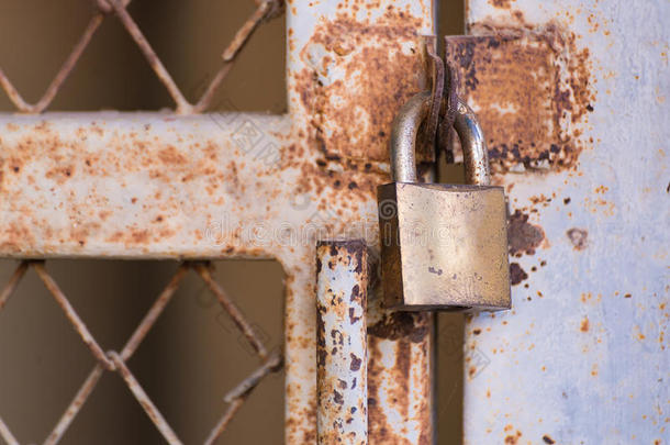 关闭金属锁门安全保护挂锁。
