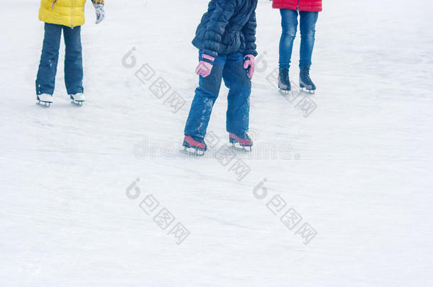 男孩和两个女孩滑冰