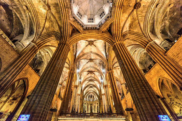 圣十字教堂。 14世纪哥特式教堂的内部景观。 巴塞罗那，加泰罗尼亚