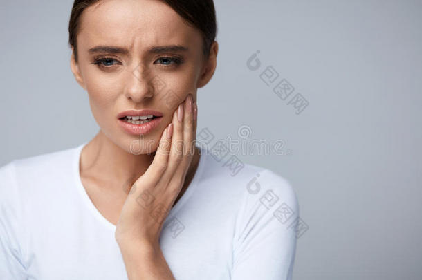 美丽的女人感到<strong>牙齿疼痛</strong>，牙痛。 健康