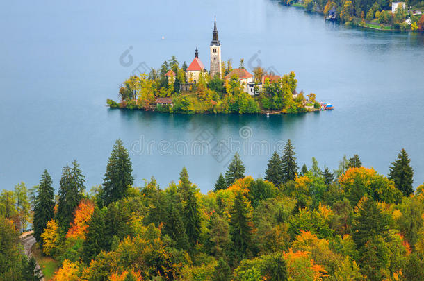 背景上有湖泊、岛屿和山脉，斯洛文尼亚