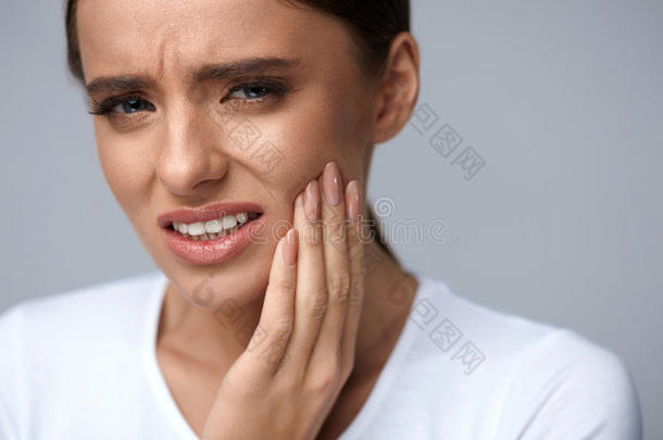 美丽的女人感到<strong>牙齿疼痛</strong>，牙痛。 健康