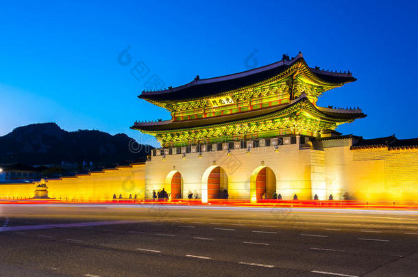 黄昏时分，韩国首尔京畿宫的美丽建筑，交通车发出的夜光