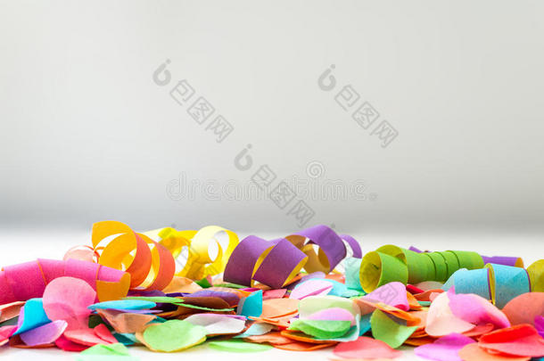 彩色纸屑和彩带在背景前作为庆祝和聚会的模板