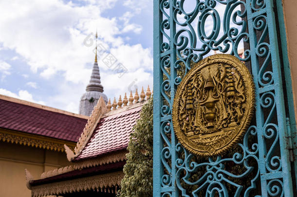 在亚洲泰国寺庙的大门上雕刻浮雕，用于装饰