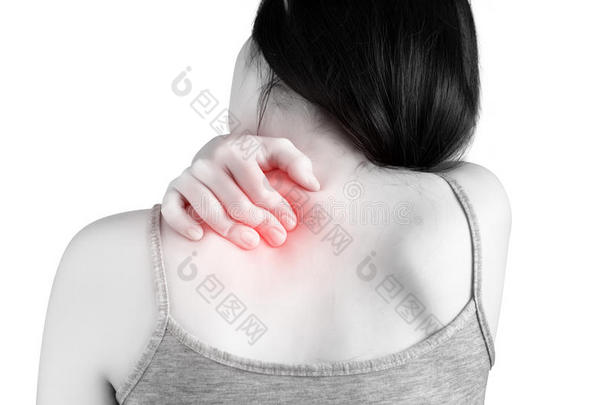 在白色背景上孤立的女人的背痛或疼痛的肩膀。 在白色背景上裁剪路径。