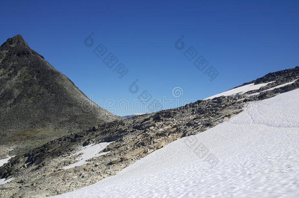 北极的峡湾徒步旅行小山水平的