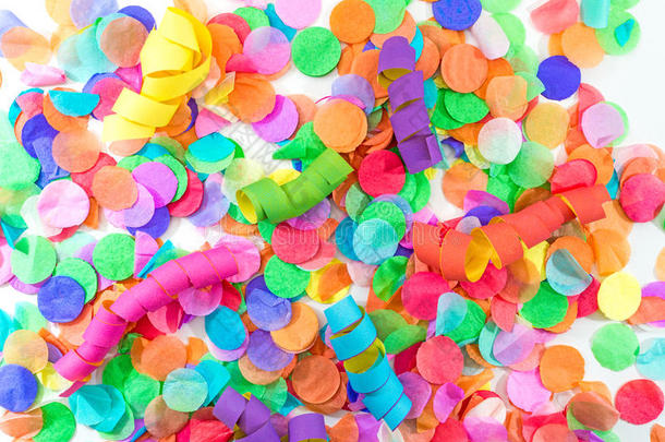 彩色纸屑和彩带，白色背景作为庆祝和聚会的模板