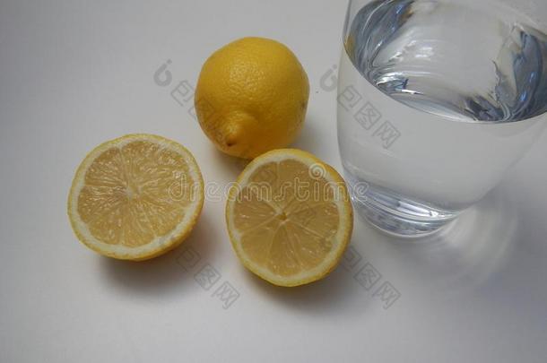 一杯加柠檬的<strong>纯净水</strong>