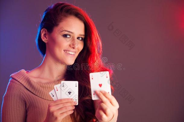 漂亮的黑发女人拿着四个王牌作为<strong>扑克</strong>游戏的标志，g