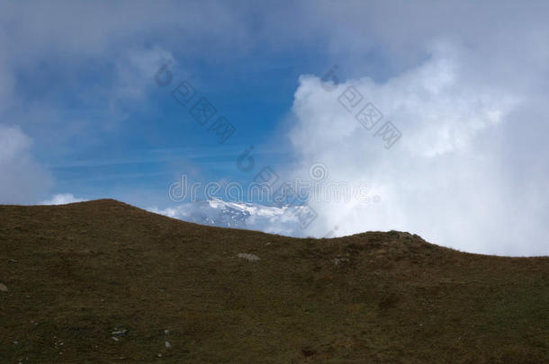 阿尔卑斯山徒步旅行攀登山登山