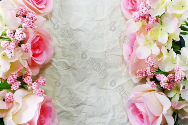 人造粉红色玫瑰花纸纹理背景与过滤器的颜色和空间复制
