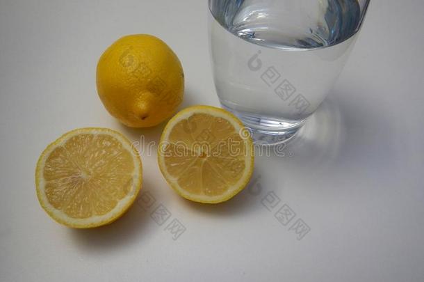 一杯加柠檬的<strong>纯净水</strong>