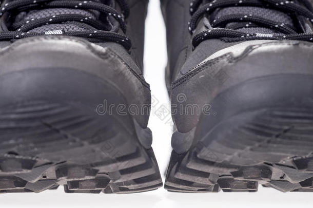 灰色冬季鞋与灰色跑步鞋底