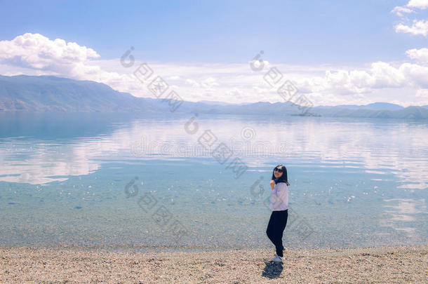 女孩漫步在泸沽湖畔，丽江，中国