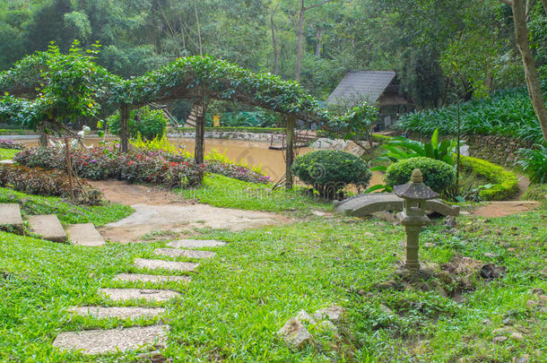 亚洲宁静的花园与石径，池塘与美丽的景观设计