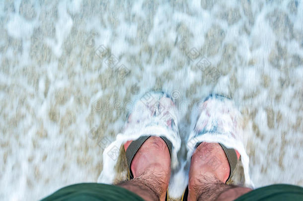 <strong>脚踩</strong>在沙滩和大海上