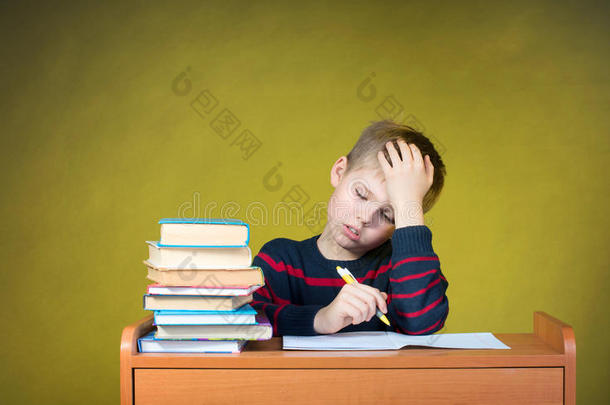 无聊的<strong>学校</strong>学习。 家庭作业。 疲惫的小男孩写作。 教育<strong>理念</strong>。