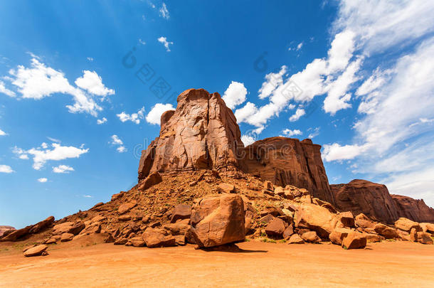 沙漠，砂岩山脉和多云的天空