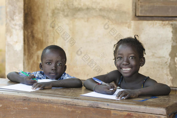 可爱的小孩子在非洲学校用钢笔和纸学习