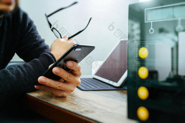 商人手使用智能手机，移动支付网上购物，<strong>全方位</strong>渠道，数字平板电脑对接键盘