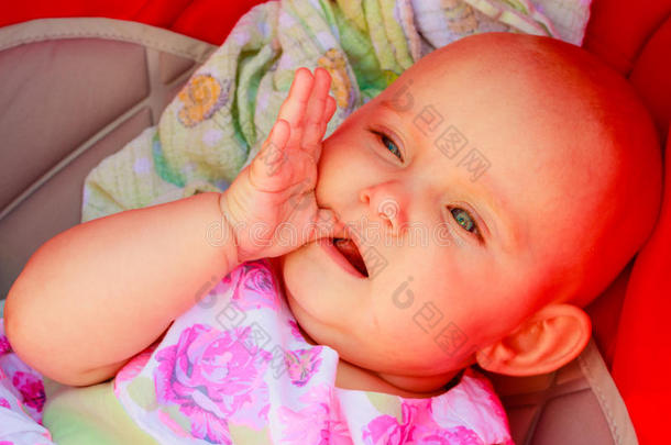 <strong>婴儿躺着婴儿</strong>车，手指在嘴里