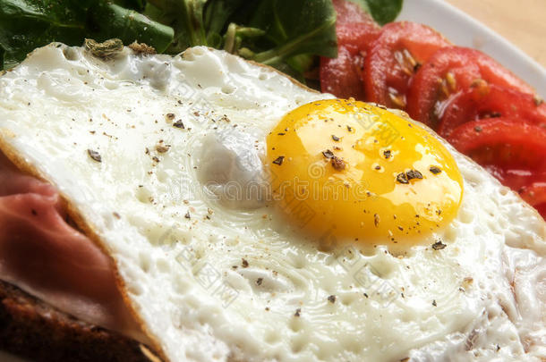 <strong>煎鸡蛋早餐</strong>，火腿，绿色沙拉和西红柿，特写