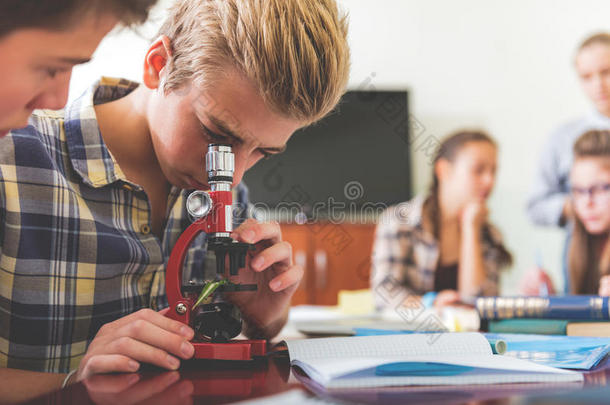 集中学生使用学习设备