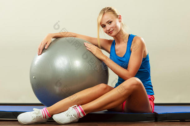 女子健身操配合健身球