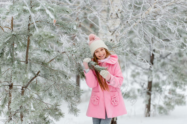 冬天外面的女孩在圣诞树附近