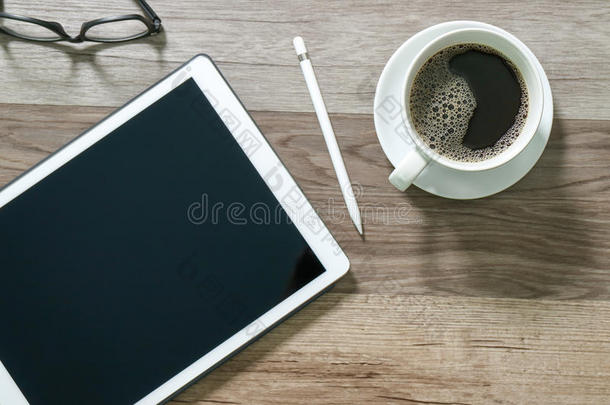 咖啡杯和数字桌坞智能键盘，眼镜，木桌上的<strong>手写</strong>笔，过滤<strong>效果</strong>