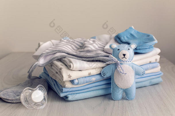 婴儿衣服和尿布是堆叠的